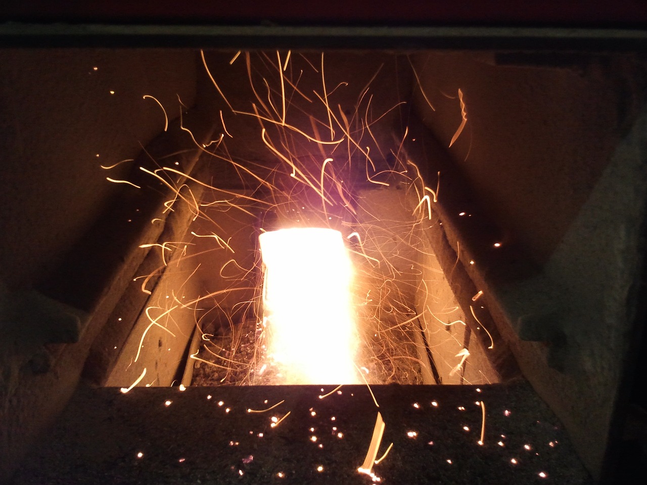 photo zoomé d'un insert à granulé avec la flamme à l'intérieur