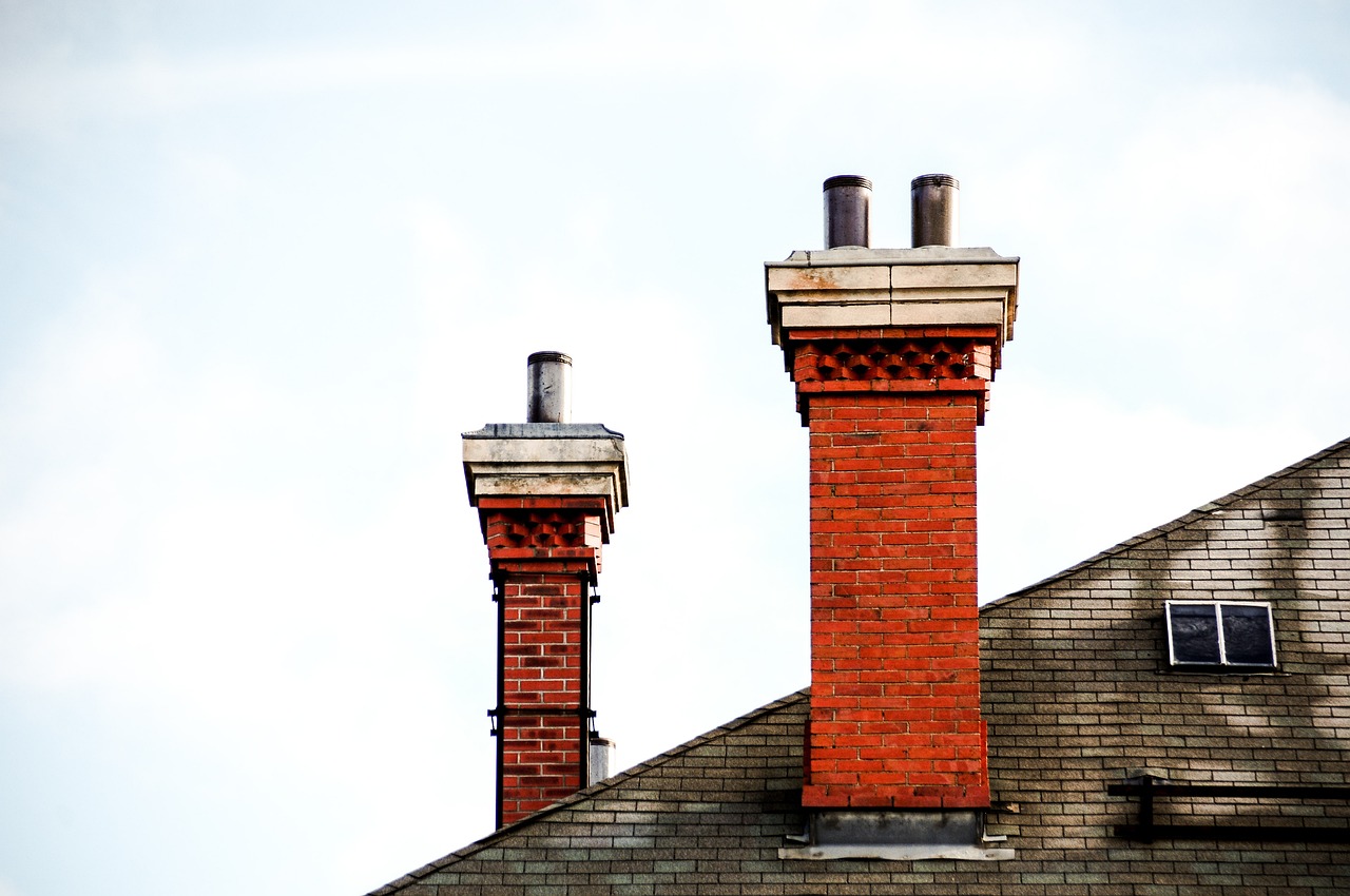 Photo d'une cheminée en brique rouge