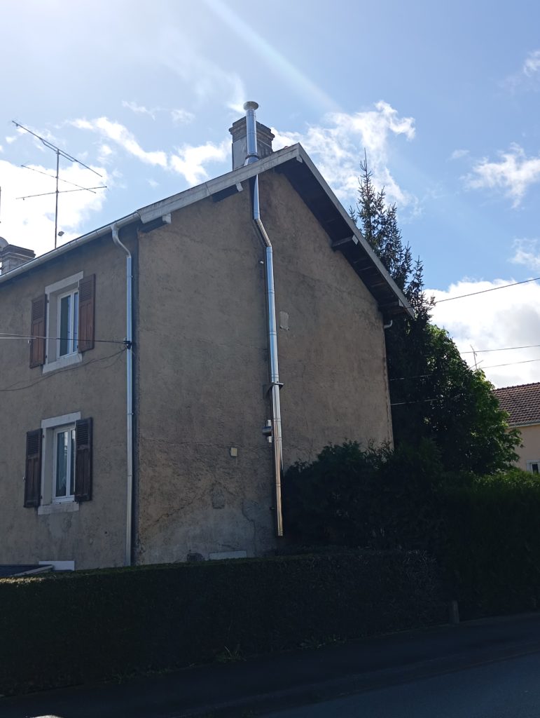 la flamme des chênes - tubage inox de cheminée passant à l'extérieur d'un bâtiment