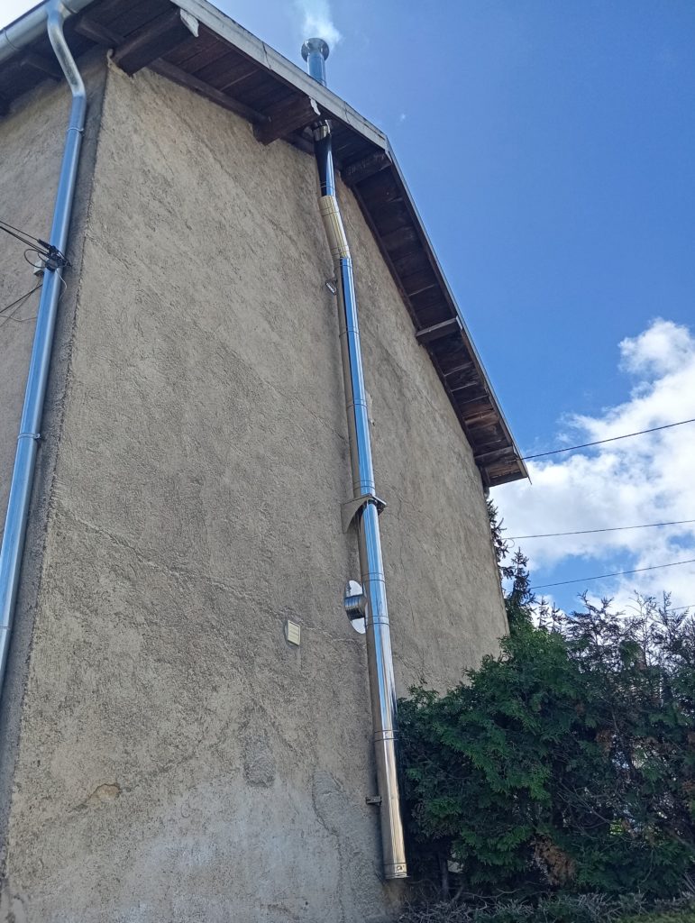la flamme des chênes - tubage inox de cheminée passant à l'extérieur d'un bâtiment
