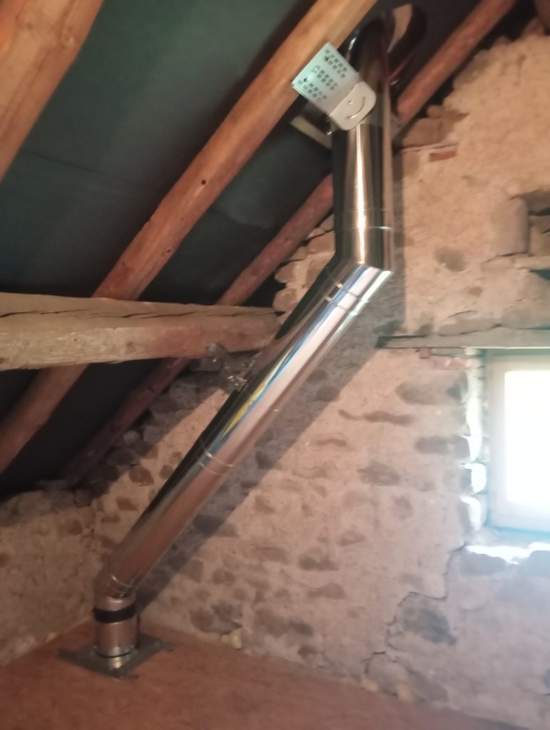la flamme des chênes - tubage inox passant dans les combles, longeant et traversant le toit