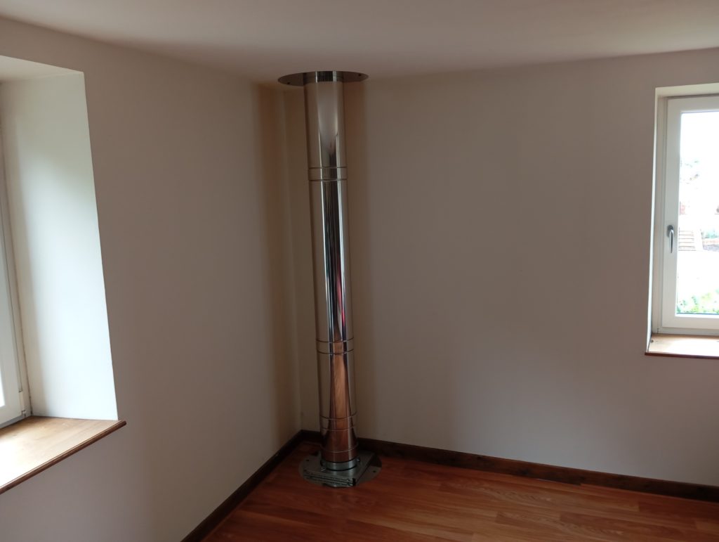 la flamme des chênes - tubage inox passant à travers une pièce de la maison