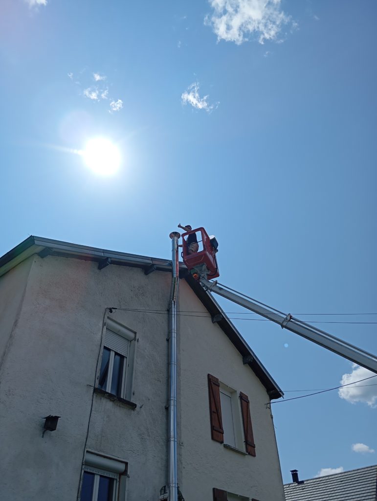la flamme des chênes - nacelle avec ouvrier posant une cheminée
