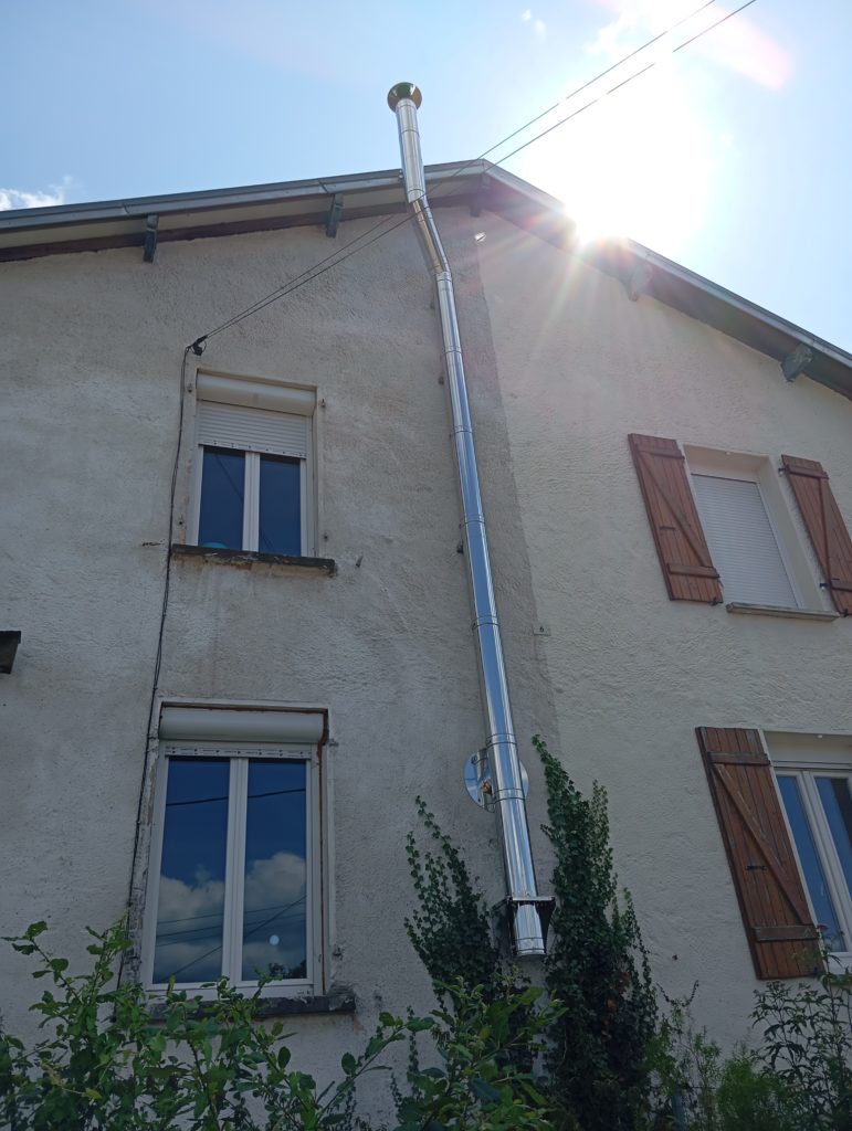 la flamme des chênes - tubage inox de cheminée passant à l'extérieur d'un bâtiment