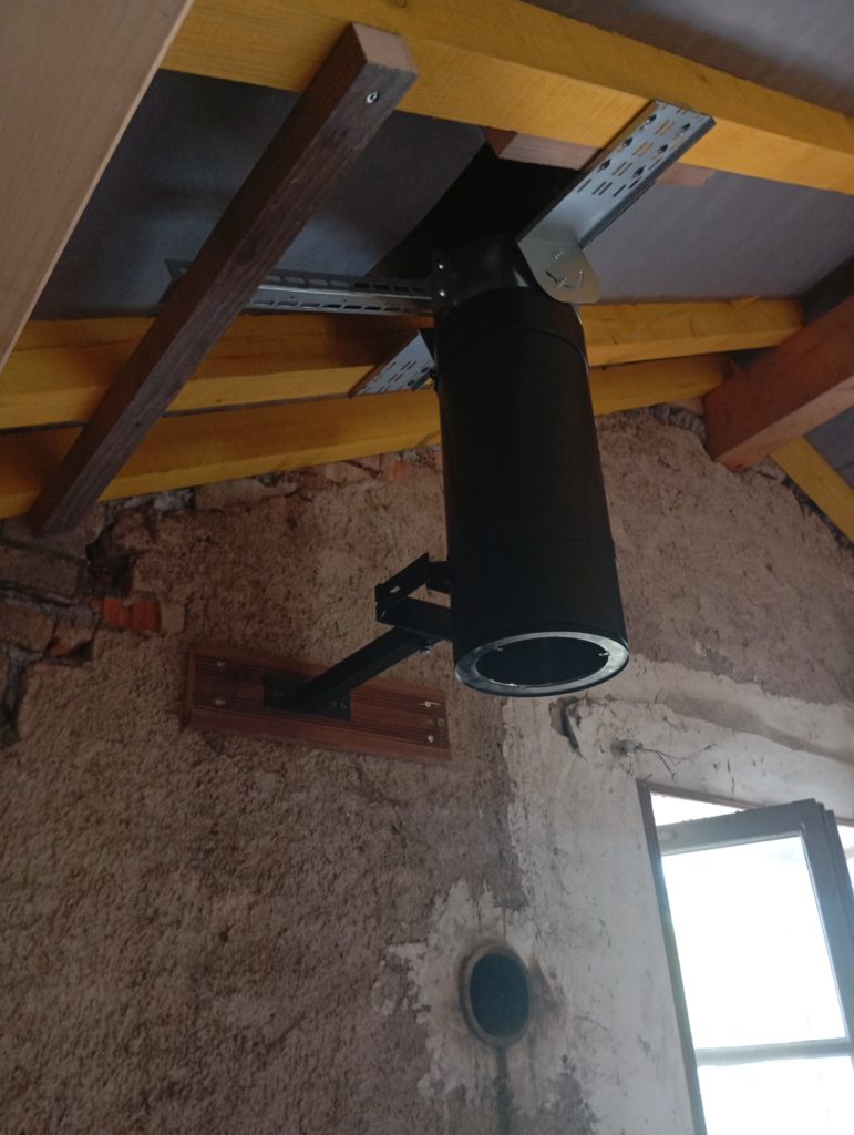 la flamme des chênes - tubage passant à travers le toit