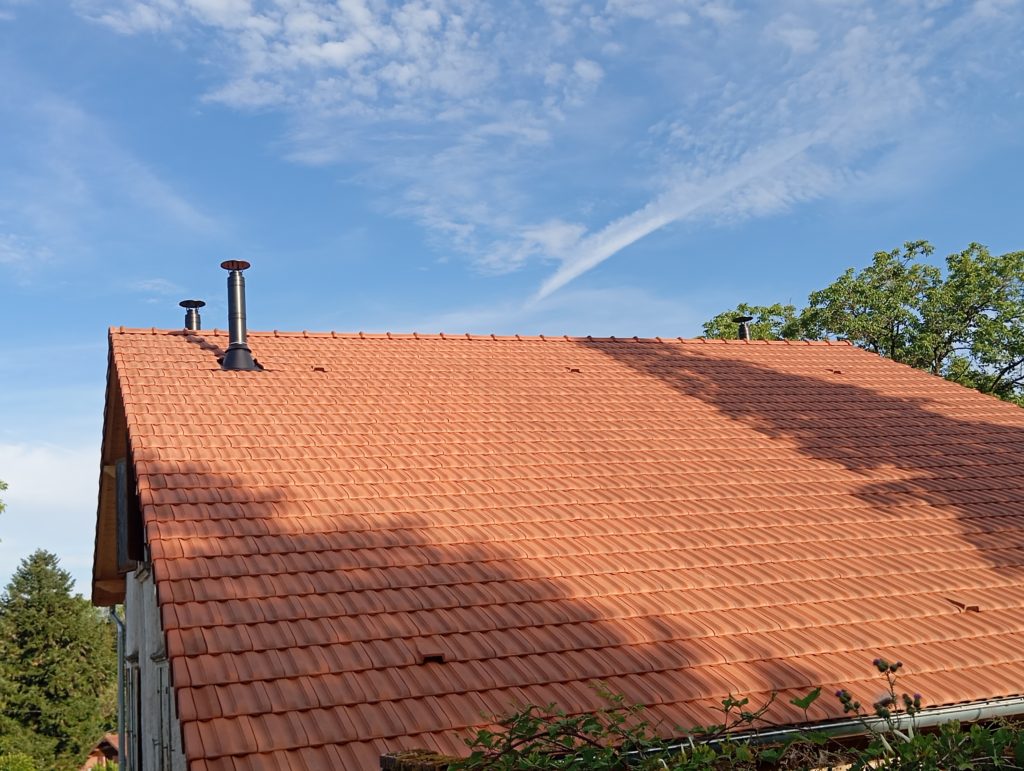 la flamme des chênes - toit d'une maison avec trois cheminées