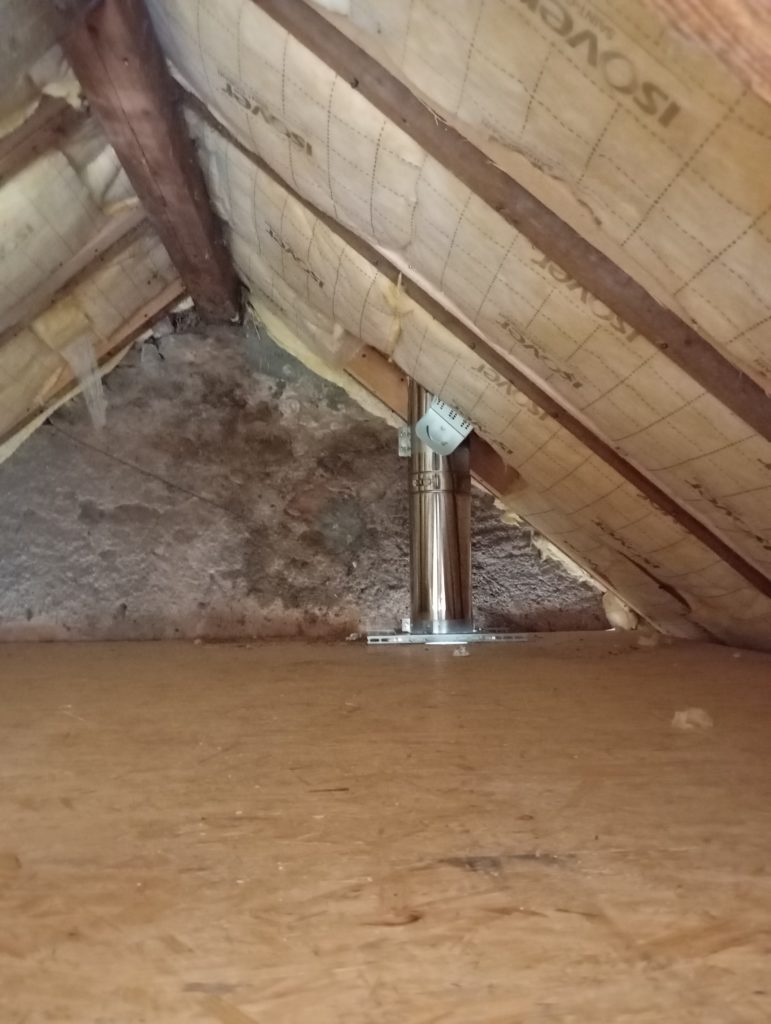 la flamme des chênes - tubage inox passant dans les combles