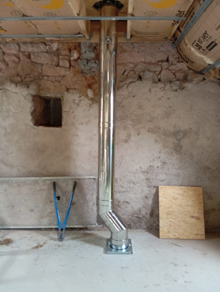 la flamme des chênes - tubage inox passant à traversant une pièce de la maison