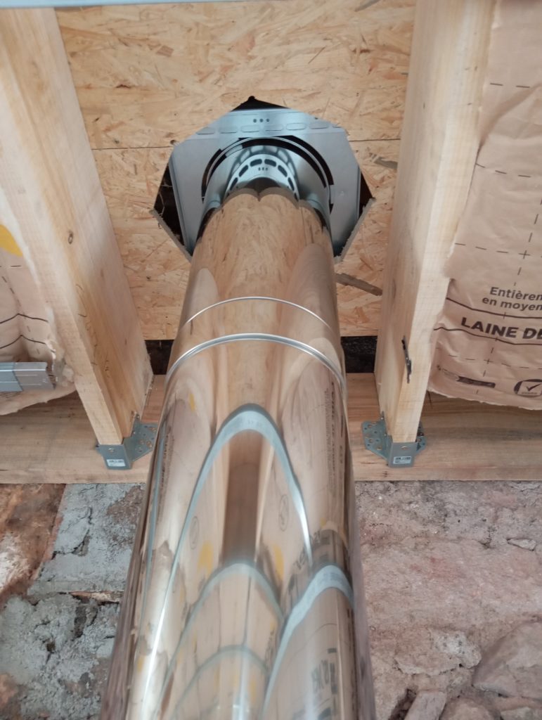 la flamme des chênes - tubage inox passant à travers un plafond