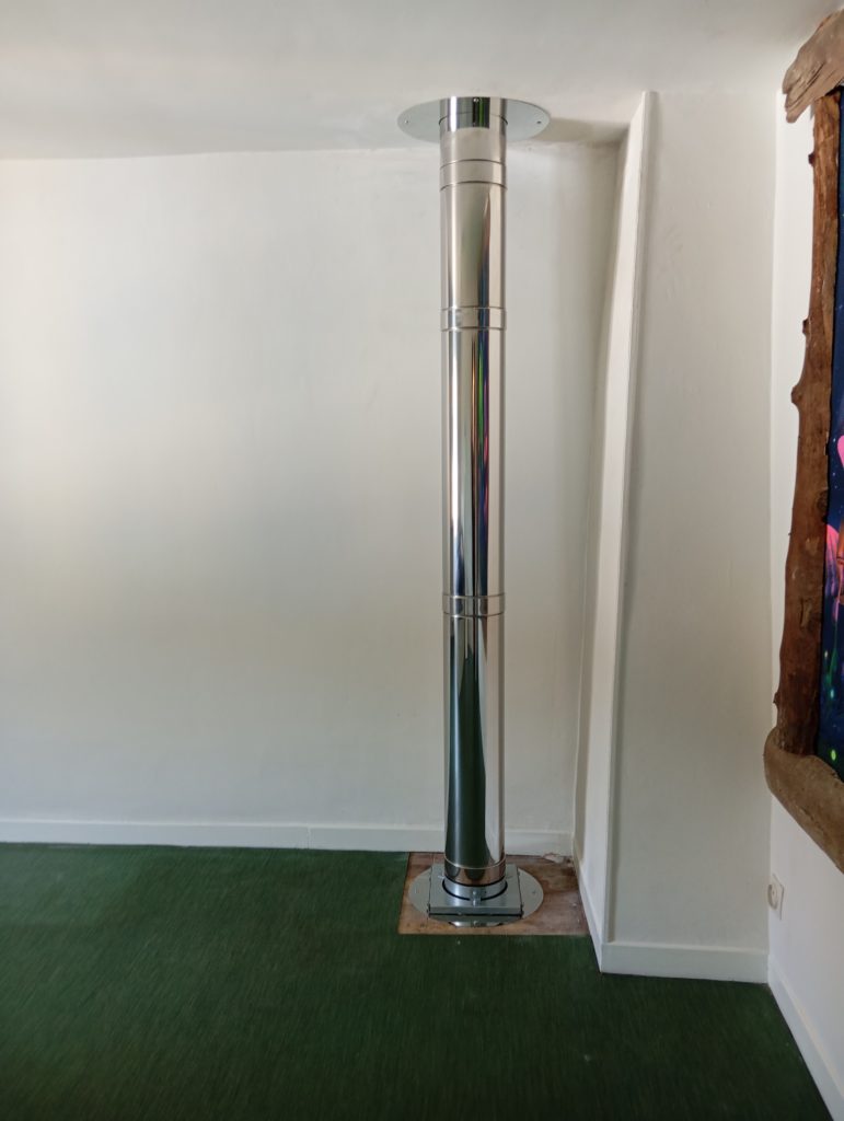 la flamme des chênes - tubage inox passant dans une pièce de la maison