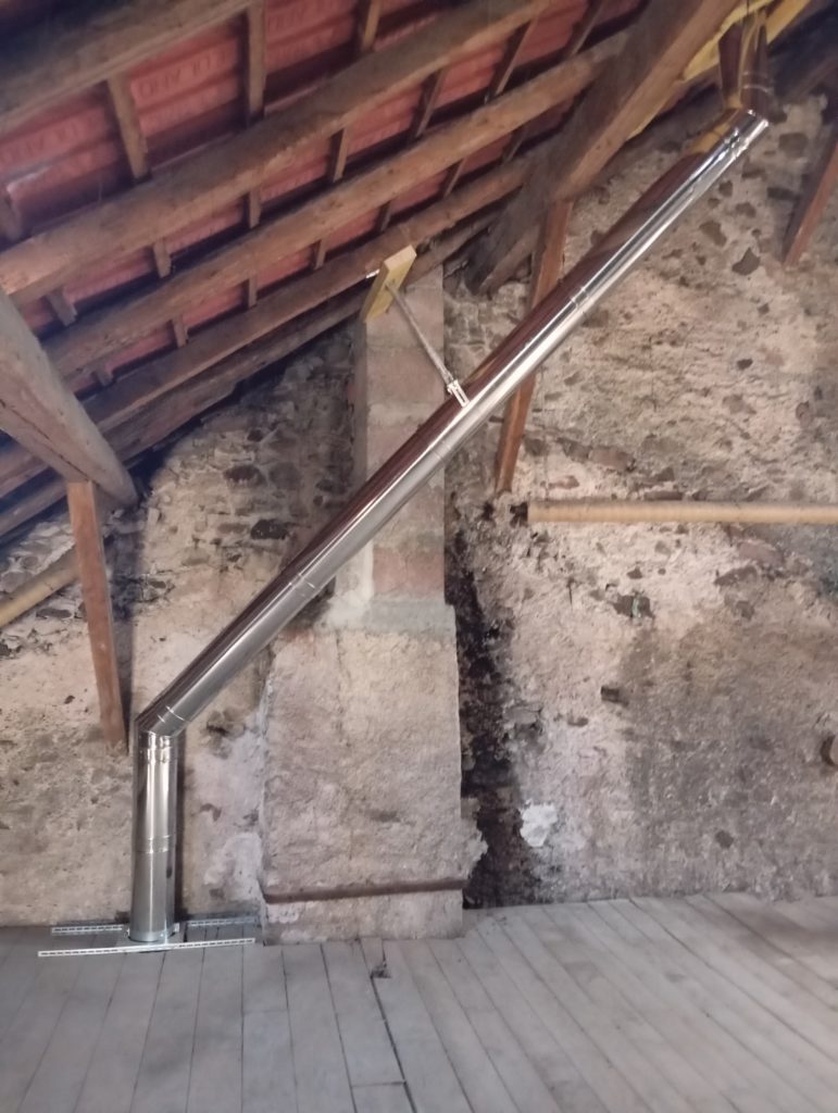 la flamme des chênes -tubage inox passant dans les combles et longeant le toit