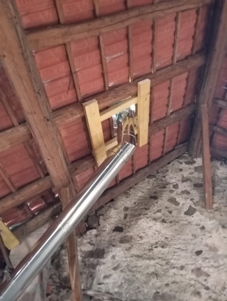 la flamme des chênes -tubage inox passant dans les combles, longeant et traversant le toit
