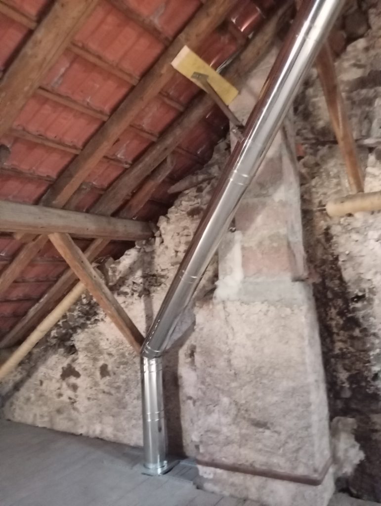 la flamme des chênes -tubage inox passant dans les combles et longeant le toit