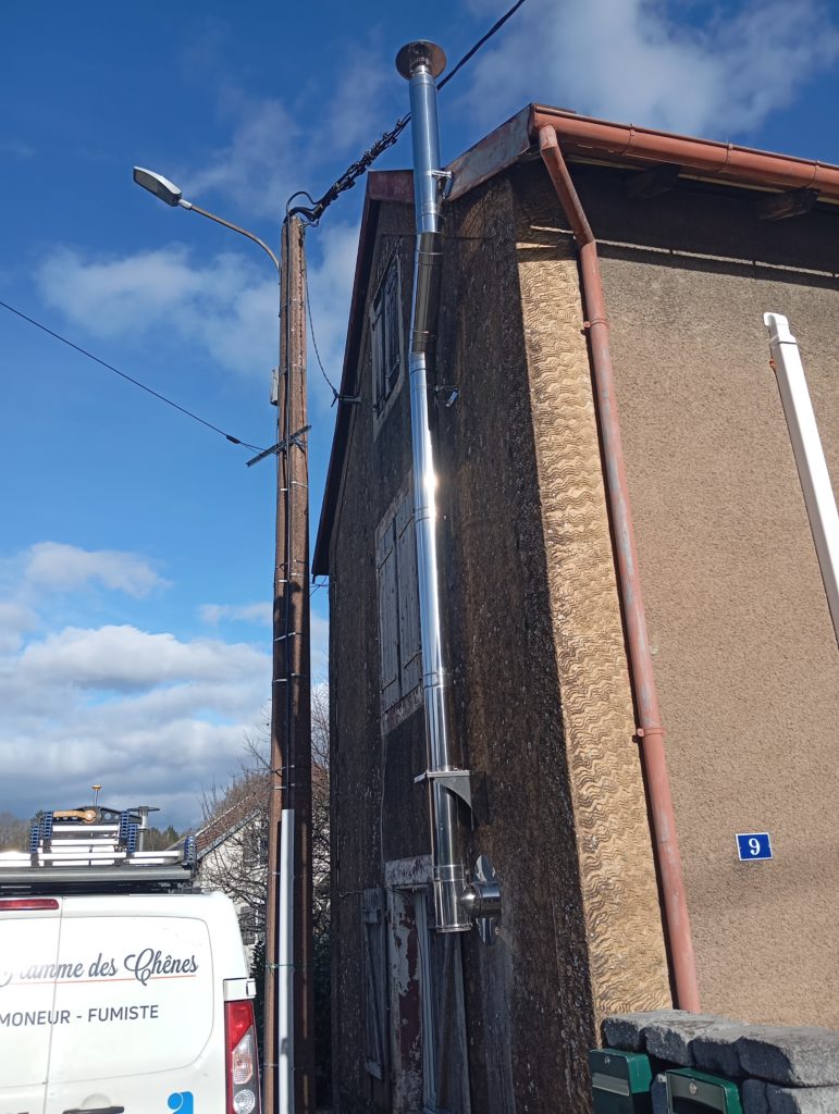 la flamme des chênes - tubage inox de cheminée passant à l'extérieur d'un bâtiment