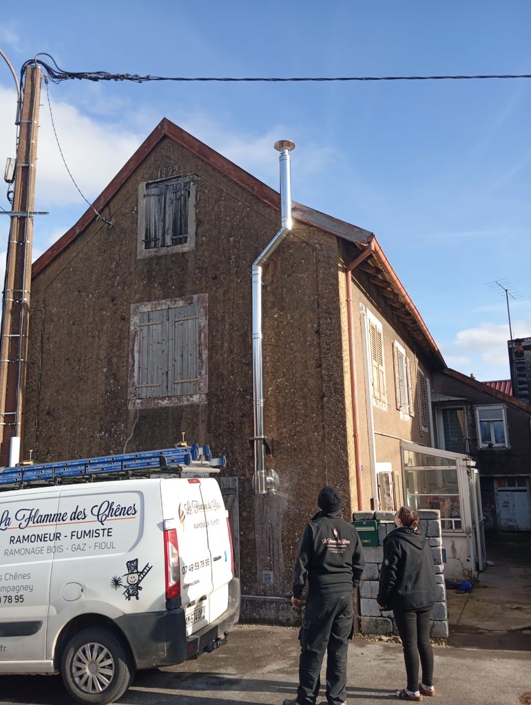 la flamme des chênes - tubage inox de cheminée passant à l'extérieur d'un bâtiment