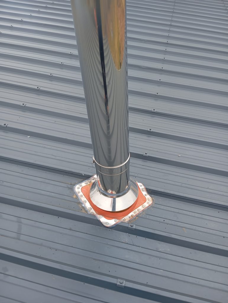 la flamme des chênes - tubage inox passant à travers un toit