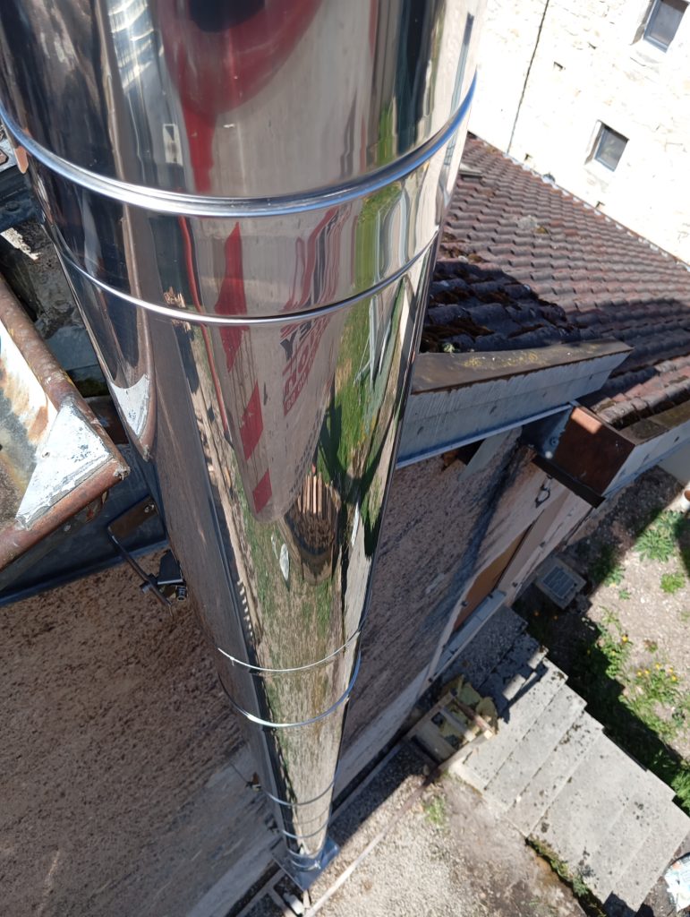 la flamme des chênes - tubage inox de cheminée passant à l'extérieur d'un bâtiment