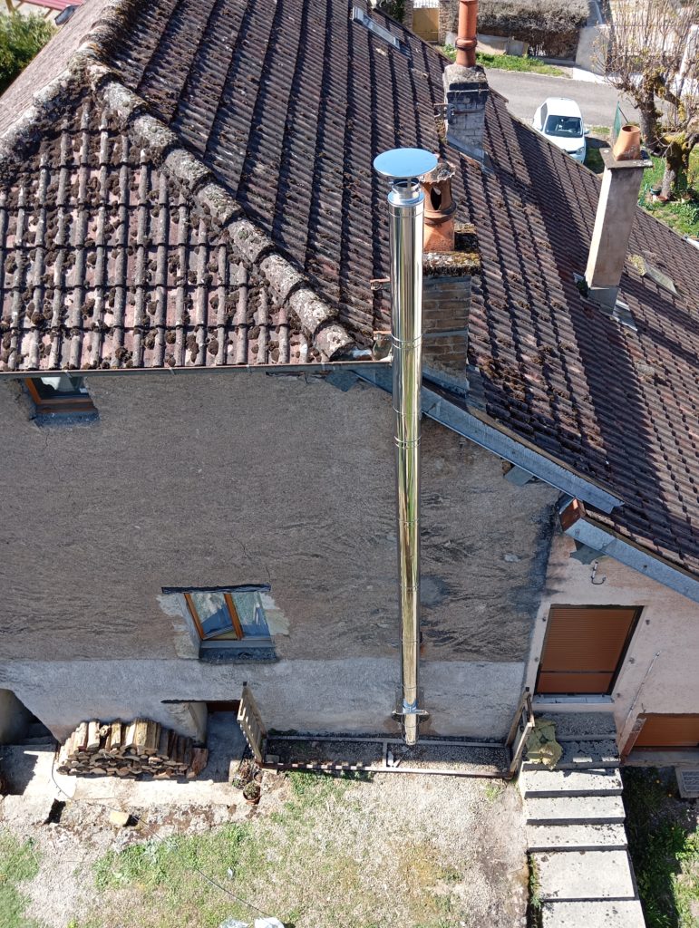 la flamme des chênes - tubage inox de cheminée passant à l'extérieur d'un bâtiment