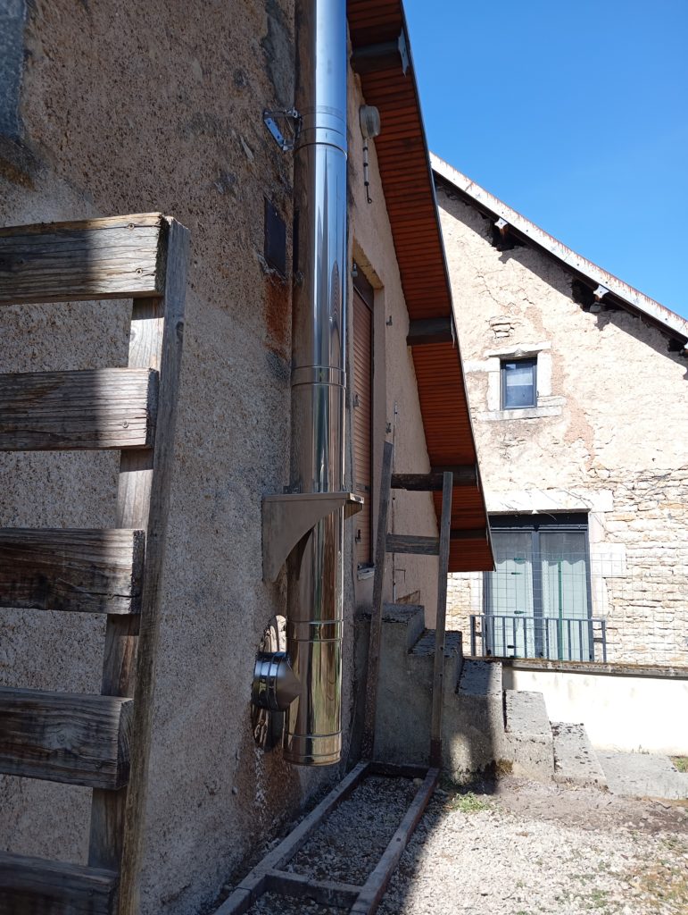 la flamme des chênes - tubage inox de cheminée passant à l'extérieur d'un bâtiment