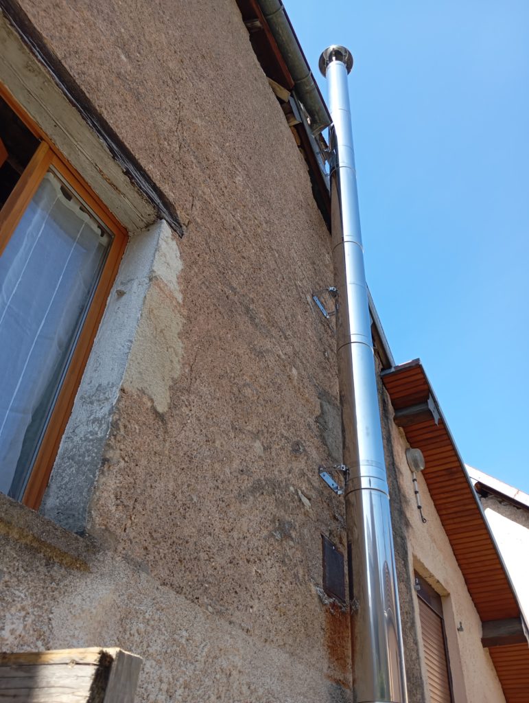 la flamme des chênes - tubage inox de cheminée passant à l'extérieur d'un bâtiment