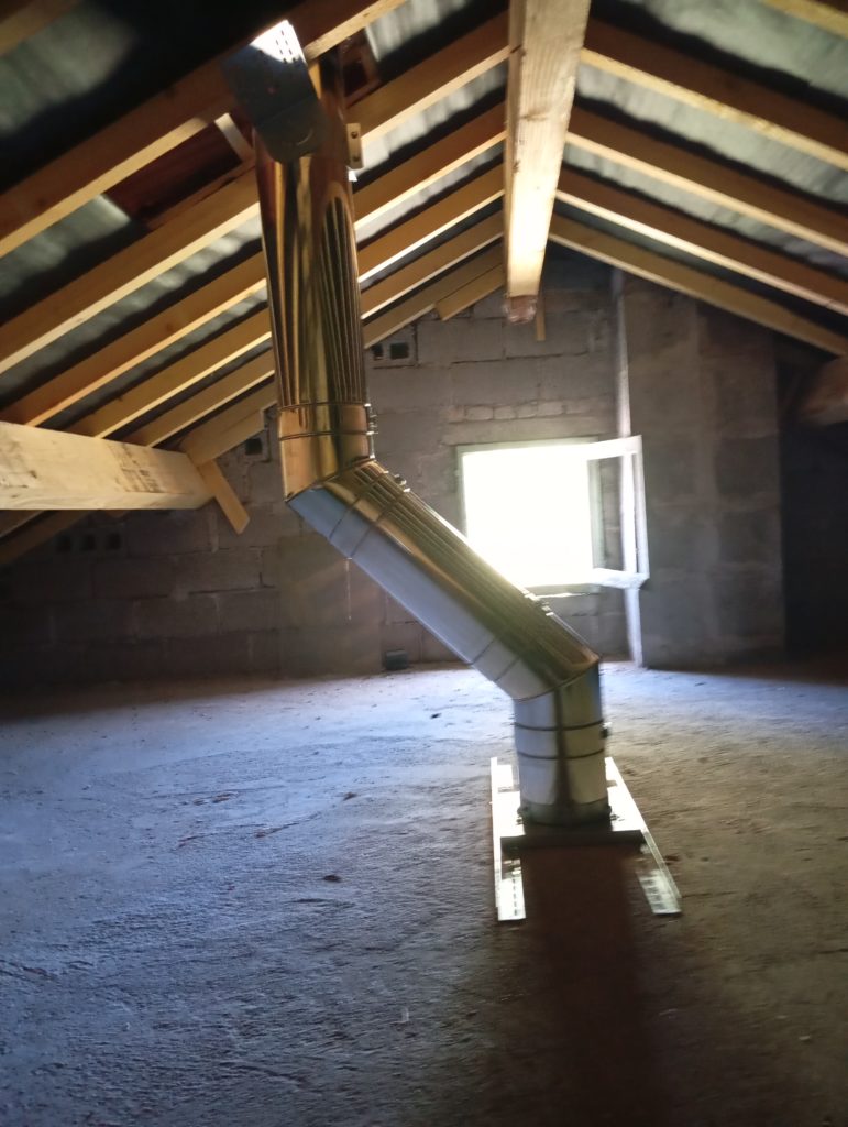 la flamme des chênes - tubage inox passant dans les combles