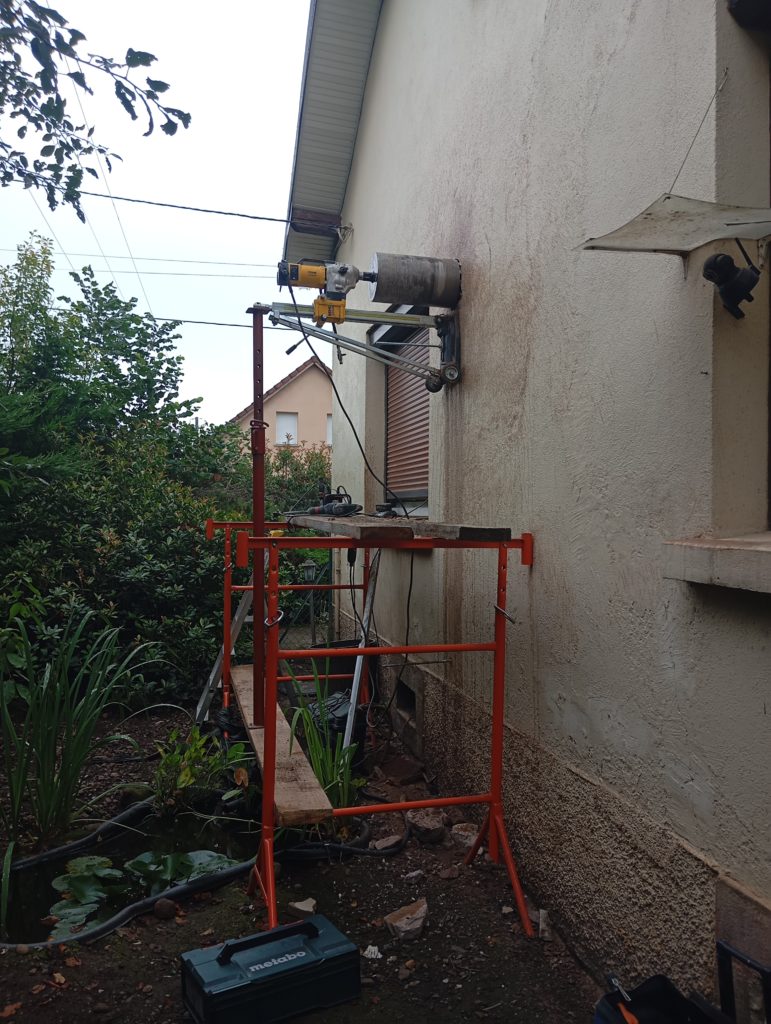 la flamme des chênes - perçage de mur extérieur pour passage tubage de cheminée