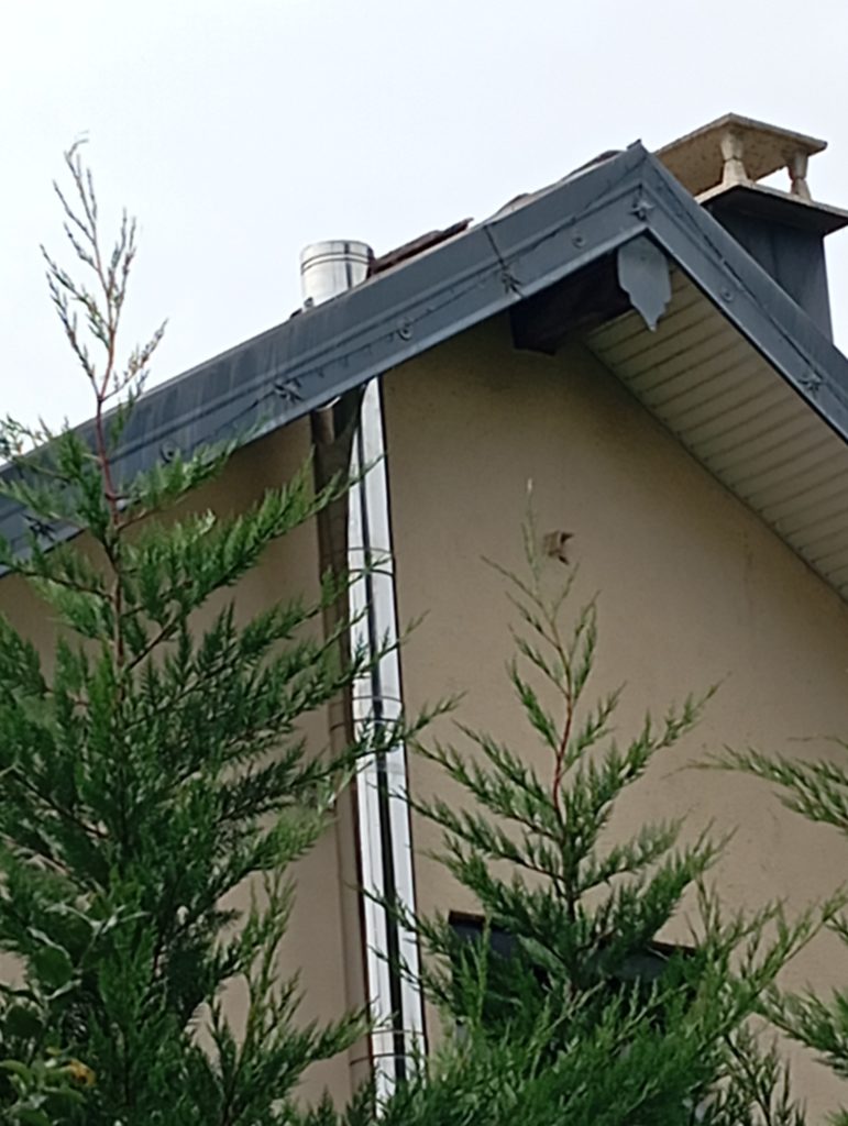 la flamme des chênes - tubage inox de cheminée passant à l'extérieur d'un bâtiment