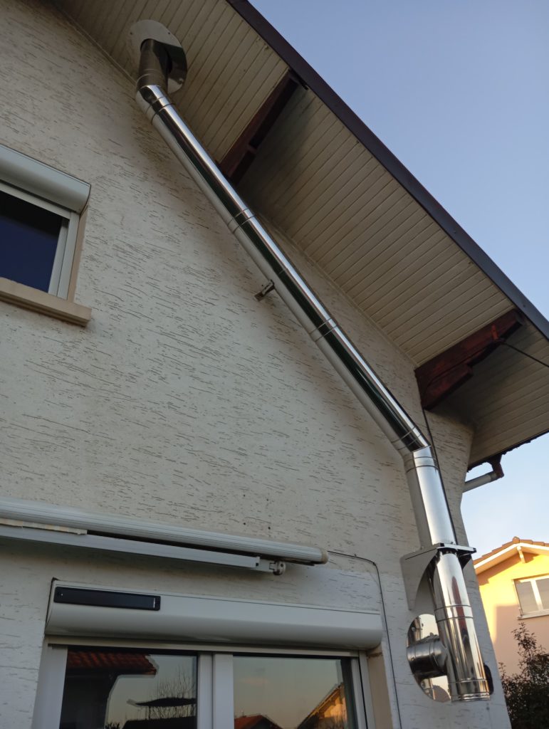 la flamme des chênes - tubage inox de cheminée passant à l'extérieur d'un bâtiment