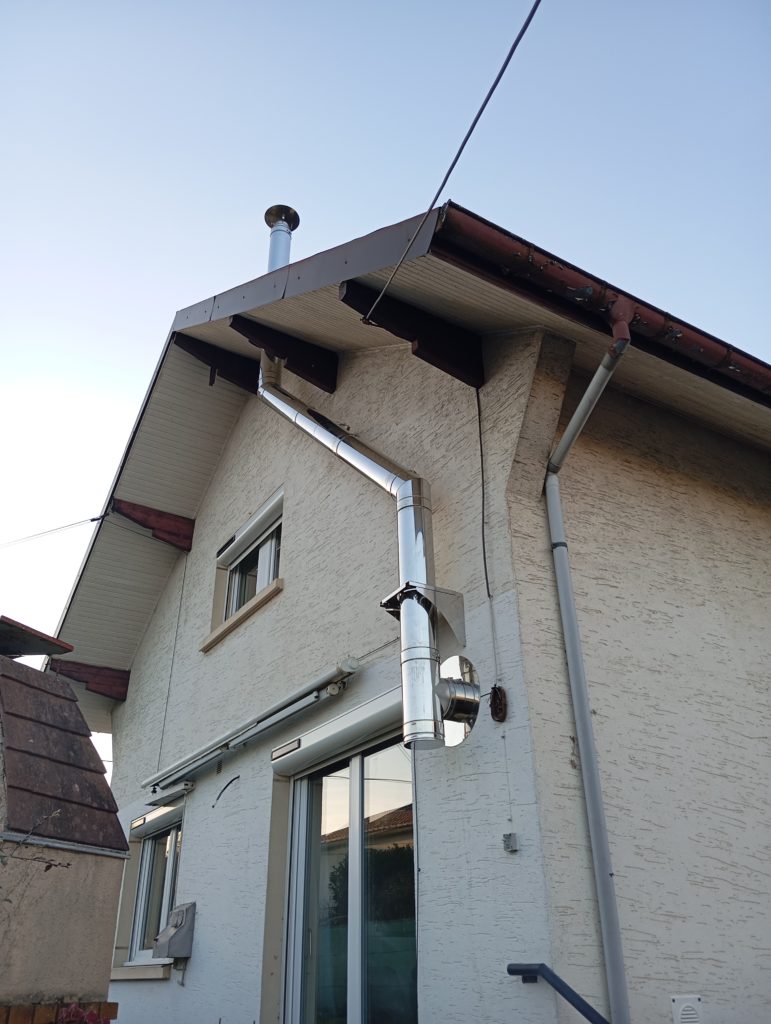 la flamme des chênes - tubage inox de cheminée passant à l'extérieur d'un bâtiment