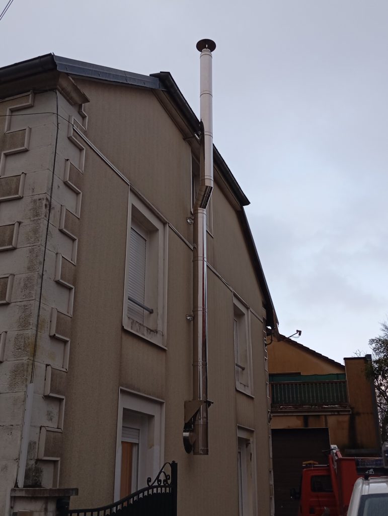 la flamme des chênes - tubage inox de cheminée passant à l'extérieur d'un bâtiment
