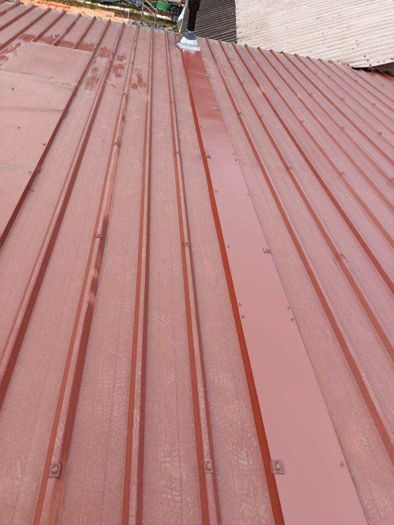 la flamme des chênes - photo d'un toit de bâtiment